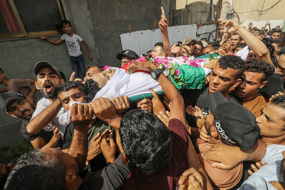 Palestīnieši sēro par jauna vīrieti, kuru 2023. gada 20. septembrī Gazas joslas dienvidos nogalināja Izraēlas spēki.
