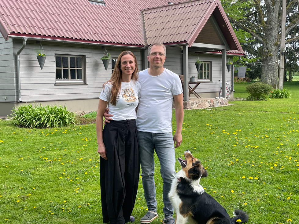 Laura un Ēriks Danilāni atzīst, ka, pirms 13 gadiem sākot pārbūvi, nav cerējuši, ka dzīvos tik labi sakārtotā vidē.