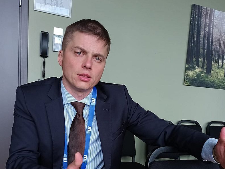 "LMT" ir novatorisks mobilo sakaru operators ar vairāk nekā 30 gadu pieredzi, darbojas kā dažādu sistēmu integrators un arī aizsardzības industrijai izstrādā progresīvus risinājumus, tostarp militārajām misijām kritiski svarīgās Kaujas lauka informācijas pārvaldības sistēmas," raksturojot Latvijas uzņēmuma spējas un panākumus aizsardzības industrijā, izteicās SIA "Latvijas Mobilais telefons" Aizsardzības tehnoloģiju departamenta direktors Kaspars Pollaks.