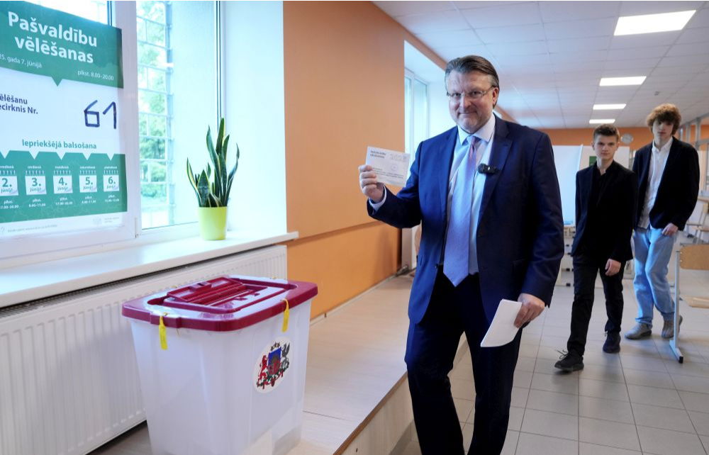 "Latvija pirmajā vietā!" Rīgas mēra amata kandidāts Ainārs Šlesers.