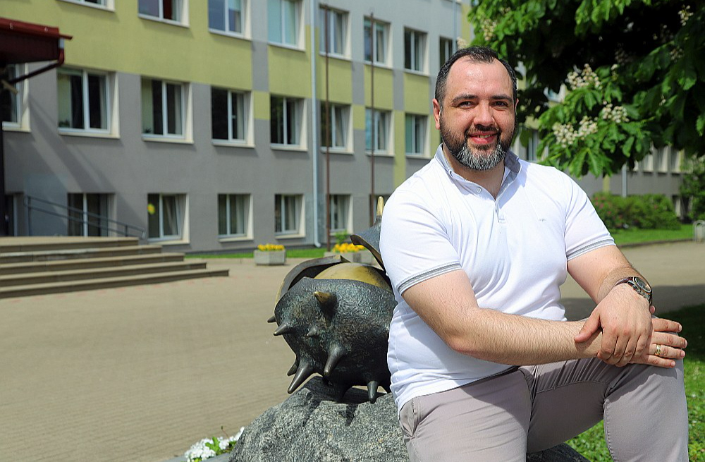 Diriģents Jānis Almanis-Palmbahs pie Rīgas Centra humanitārās vidusskolas pieminekļa kastaņiem: "Vislielākais paldies skolas vadībai par atbalstu koriem!"