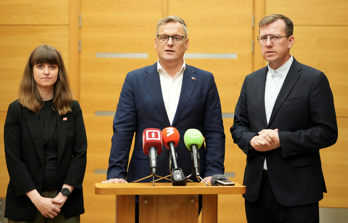 Rīgas mēra amata kandidāts Viesturs Kleinbergs ar komandu.