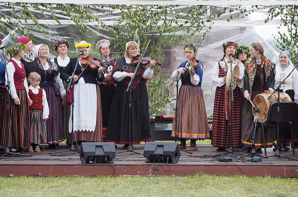 Ezermalā uzstājas folkloras kopas. Attēlā – publiku uz dančiem mudina "Skandinieki".