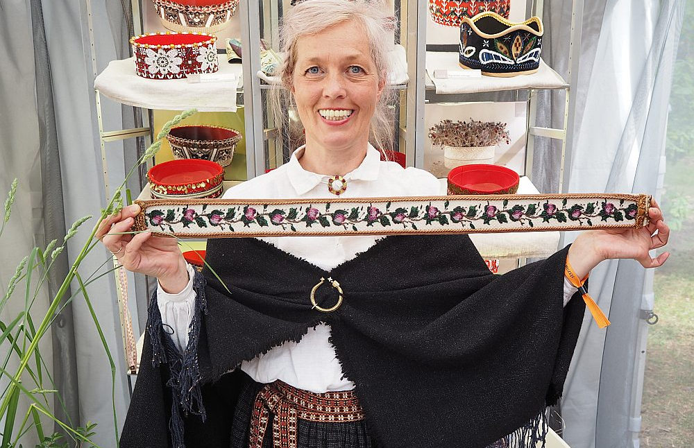 Vaiņagu meistare Margareta Muntaga no autentiskiem materiāliem darina arī vecajās tradīcijās veidotas izturīgas jostas.