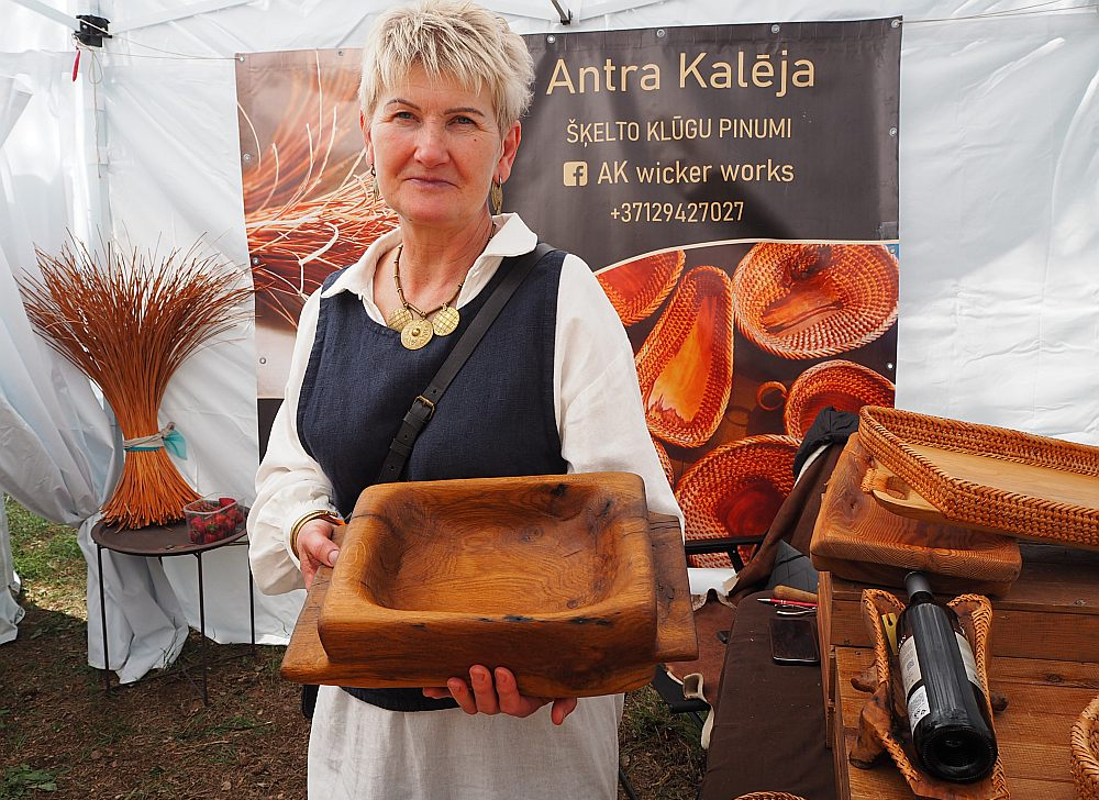 Meistarei Atrai Kalējai jaunums – vēsturisko materiālu trauki. Šis gatavots no vecas muižas ozola sienas baļķa, kas cirsts ap 1700. gadu. Traukam saglabāta oriģinālā būvmateriāla forma, izgrebts tikai vidū.