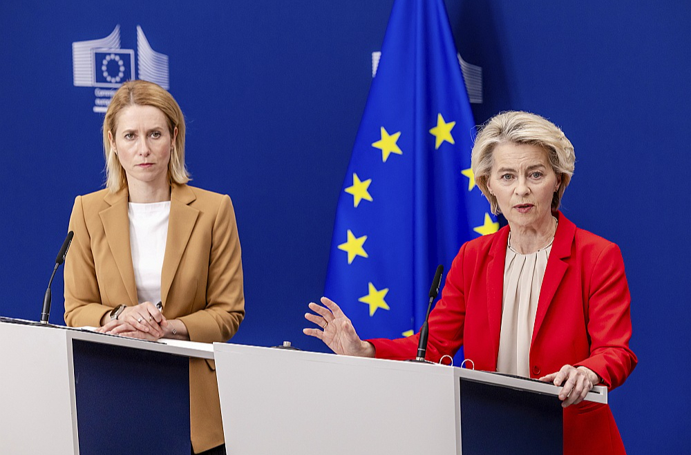 Eiropas Komisijas priekšsēdētāja Urzula fon der Leiena (no labās) un bloka augstā pārstāve ārlietās un drošības politikā Kaja Kallasa otrdien Briselē iepazīstināja ar 18. sankciju kārtu pret Krieviju. "Spēks ir vienīgā valoda, ko Krievija sapratīs," paziņoja fon der Leiena.
