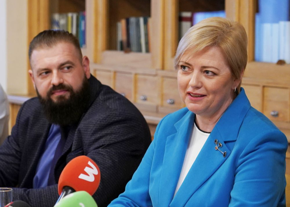 Valsts digitālās attīstības aģentūras direktors Jorens Liopa un Centrālās vēlēšanu komisijas priekšsēdētāja Kristīne Saulīte.