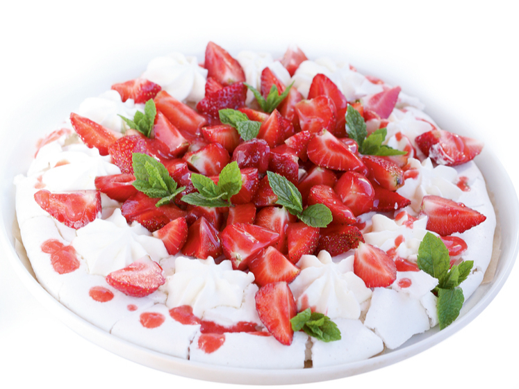 Pavlovas kūka ar zemenēm.