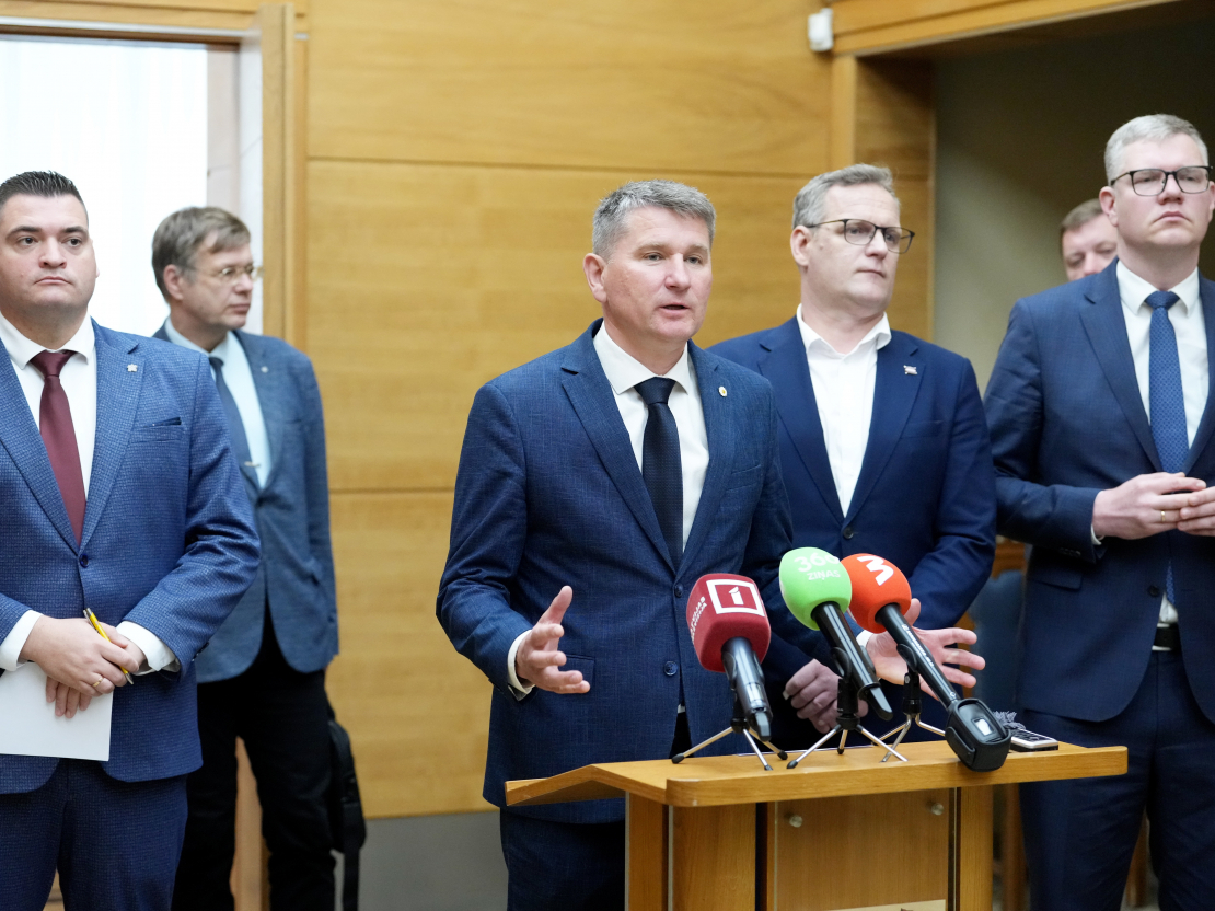 Nacionālās apvienības Rīgas mēra amata kandidāts Edvards Ratnieks (no kreisās), Rīgas domes deputāts Einārs Cilinskis, partiju apvienības "Apvienotais saraksts" Rīgas mēra amata kandidāts Māris Sprindžuks, partijas "Progresīvie" Rīgas mēra amata kandidāts Viesturs Kleinbergs un partijas "Jaunā vienotība" Rīgas mēra amata kandidāts, līdzšinējais Rīgas domes priekšsēdētājs Vilnis Ķirsis piedalās partiju "Progresīvie", Nacionālā apvienība "Visu Latvijai!-Tēvzemei un Brīvībai/LNNK", "Jaunā vienotība" un "Apvienotais saraksts" pārstāvju mediju brīfingā pēc tikšanās Rīgas domē, kurā pārrunā koalīcijas izveidi.