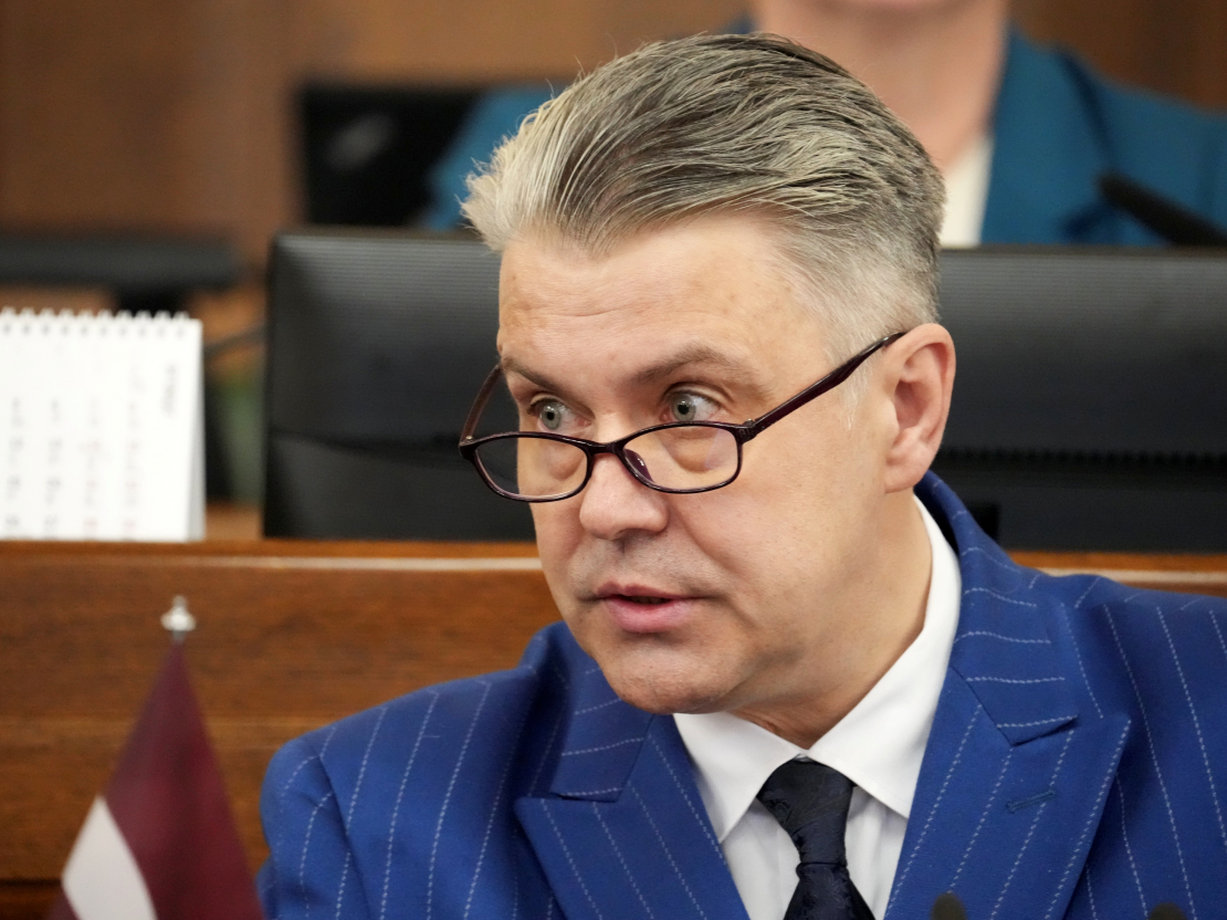 Tiesībsargs Juris Jansons sniedz ziņojumu Saeimas sēdē.