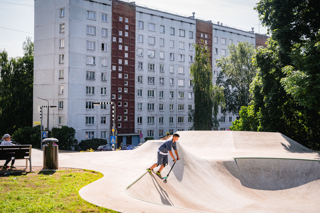 Skeitparks Vecmīlgrāvī. Daudzdzīvokļu nams. 