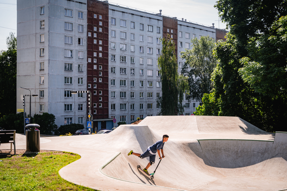 Skeitparks Vecmīlgrāvī. Daudzdzīvokļu nams. 