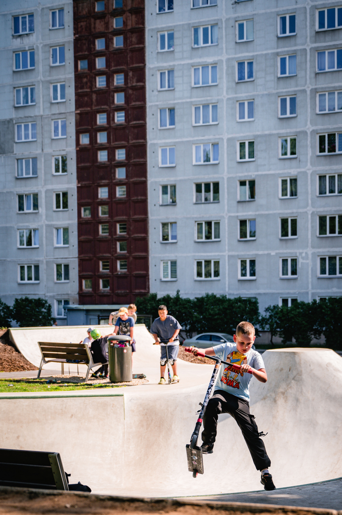 Skeitparks Vecmīlgrāvī. Daudzdzīvokļu nams. 