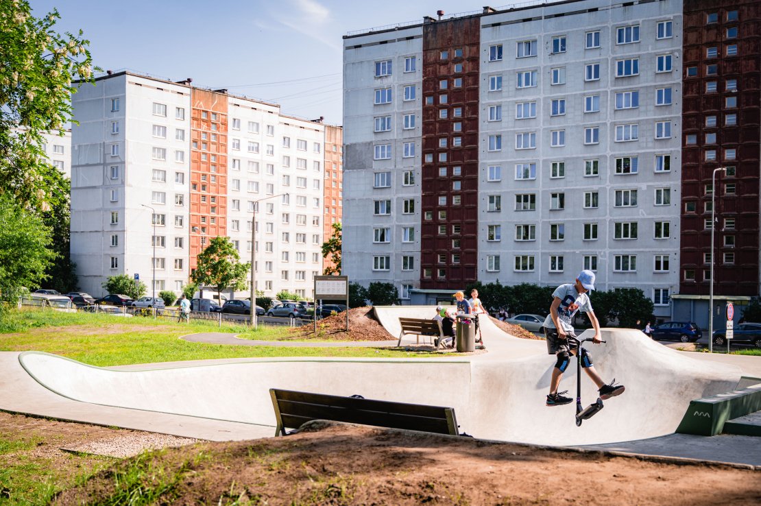 Skeitparks Vecmīlgrāvī. Daudzdzīvokļu nams. 