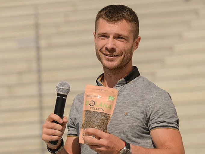 "BIO Villa" vadītājs Aleksandrs Safonovs: "Latvijas Biozinātņu un tehnoloģiju universitātes veiktajos 12 mēnešu pētījumos secināts, ka, izmantojot no aitas vilnas izgatavoto "BIO Villas" mēslojumu, tomātu raža bijusi pat trīs reizes lielāka. Tas tāpēc, ka savu īpašību dēļ aitas vilna spēj nodrošināt augsnes mitrumu un vēl arī piebarot augus."