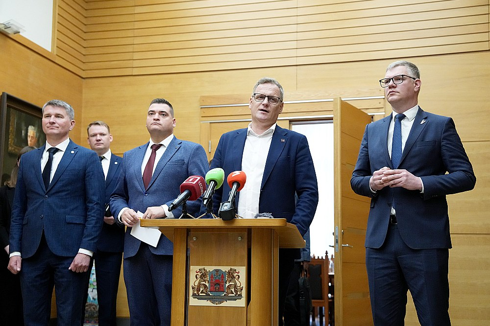 Rīgas koalīcijas veidotāji – līdzšinējais Rīgas domes priekšsēdētājs, "Jaunās Vienotības" pārstāvis Vilnis Ķirsis (no labās), jaunais mēra kandidāts Viesturs Kleinbergs ("Progresīvie"), Edvards Ratnieks (NA), kā arī valdes līdzpriekšsēdētājs, Saeimas sekretārs Edvards Smiltēns un Māris Sprindžuks (abi "Apvienotais saraksts").