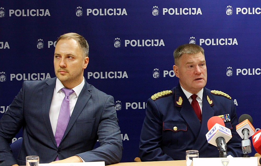 Tas, ka augsta ranga policists pieķerts kukuļņemšanā, sadusmoja toreizējo iekšlietu ministru Sandis Ģirģenu (no kreisās), un viņš pauda uzskatu, ka Valsts policijas priekšniekam Intam Ķuzim būtu jāuzņemas par to atbildība. Attēlā – abas amatpersonas preses konferencē 2019. gada 9. oktobrī.