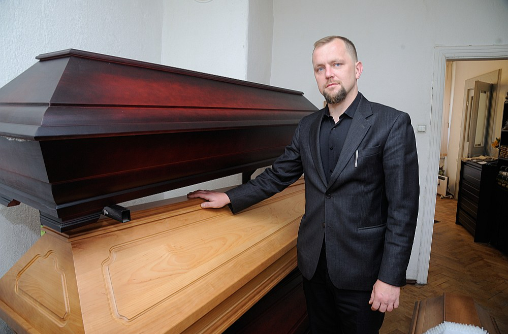 Latvijas Apbedītāju asociācijas valdes priekšsēdētājs Mārtiņš Štreihfelds spriež, ka cilvēki nav īpaši informēti par apbedīšanas nozari un par to neinteresējas, līdz nākas saskarties pašiem. Kad jāpieņem grūtais lēmums, kam uzticēt aizgājēju, bieži vien palīdz radu un draugu ieteikumi vai interneta un reklāmu informācija. Bet ar pēdējo var būt visādi. Jo vairāk naudas firma ieguldījusi reklāmā, jo redzamāka tā būs. Un jāatceras, ka viņiem šī ieguldītā nauda jānopelna. Aizgājēja tuviniekiem nav jākautrējas jautāt par cenām, par mirušā transportēšanu, par morga esamību un citām ar apbedīšanu saistītām lietām.