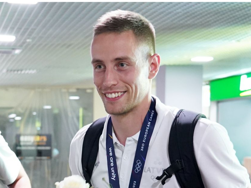 Kristaps Gludītis ar 2023. gadā Eiropas spēlēs izcīnīto zelta medaļu.