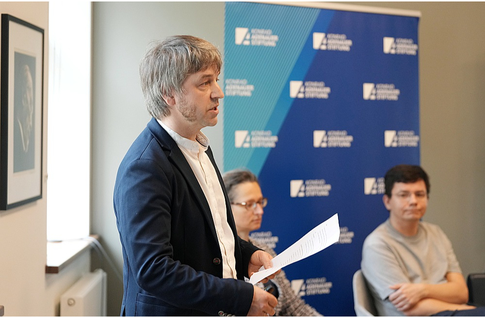 Latvijas Universitātes Filozofijas un socioloģijas institūta vadošais pētnieks Mārtiņš Kaprāns: "Jāpatur prātā, ka krievvalodīgie ir pakļauti dubultai sociālajai kontrolei."