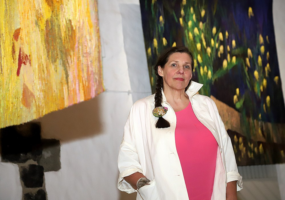 Iveta Vecenāne: "Savos darbos cenšos pievērst uzmanību mazajam, ikdienišķajam, it kā nesvarīgajam, bet arī tas ir kosmosa sastāvdaļa." Fonā – darbs "Naktssveces".