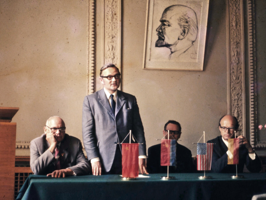 Latvijas Kultūras sakaru komitejas ar tautiešiem ārzemēs valdes priekšsēdētājs Imants Lešinskis uzrunā nezināmu auditoriju. 20. gs. 70. gadi.