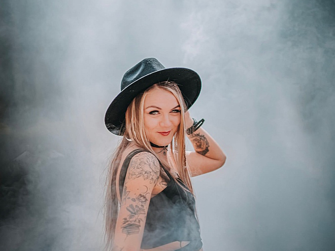 Laura Kampāne: "Es apzinos, ka manu sarakstīto dzeju nevar ierakstīt apsveikuma kartītē, bet tā arī ir mana unikālā iezīme, ka mans rakstītais nav domāts ikvienam lasītājam."