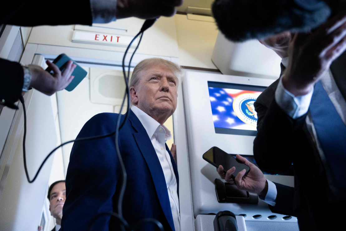 Tramps pa ceļam uz Hāgu prezidenta lidmašīnā "Air Force One" atbild uz žurnālistu jautājumiem. 2025. gada 24. jūnijs.