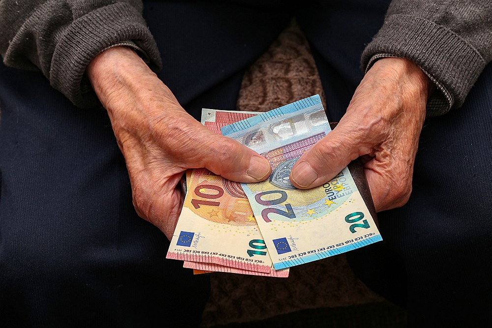 Pirmie uz jaunajām piemaksām jeb bāzes pensiju var cerēt paši vecākie pensionāri – tie, kas jau pārkāpuši 85 gadu slieksni.