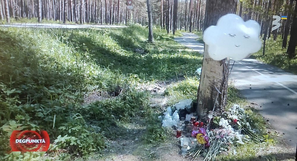 Par traģēdiju Ventspilī Bangu ielā pērn liecināja avārijas vietā noliktie ziedi un sveces, kas tika veltīti bojāgājušajai skolniecei Laurai. 