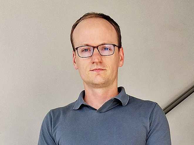 Kārlis Baltputnis, RTU Industriālās elektronikas, elektrotehnikas un enerģētikas institūta vadošais pētnieks: "Tiek lēsts, ka no nākamā gada RTU un "Augstsprieguma tīkla" kopīgi izstrādātā bateriju sistēma sniegs iespēju Latvijā samazināt balansēšanas jaudas uzturēšanas izmaksas par aptuveni 20 miljoniem eiro gadā." 