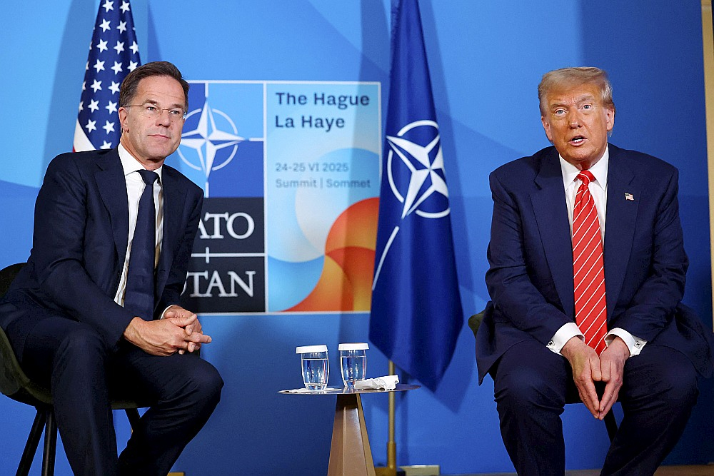 ASV prezidents Donalds Tramps (no labās) un NATO ģenerālsekretārs Marks Rite trešdien NATO samitā Hāgā.