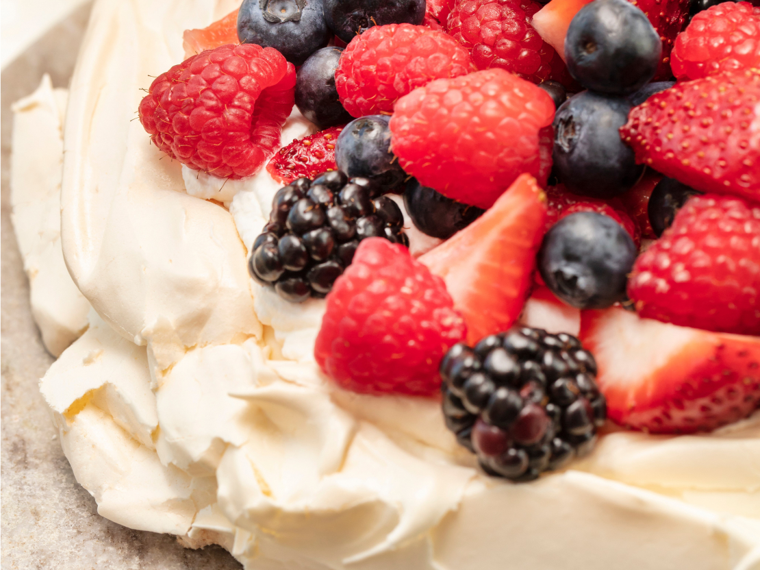 Pavlovas kūka ar vasaras ogām.