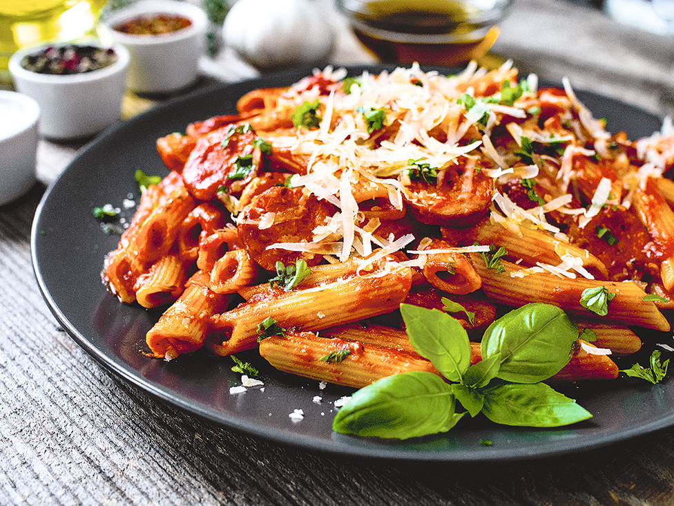 Penne ar cūkas krūtiņu un aso tomātu mērci.