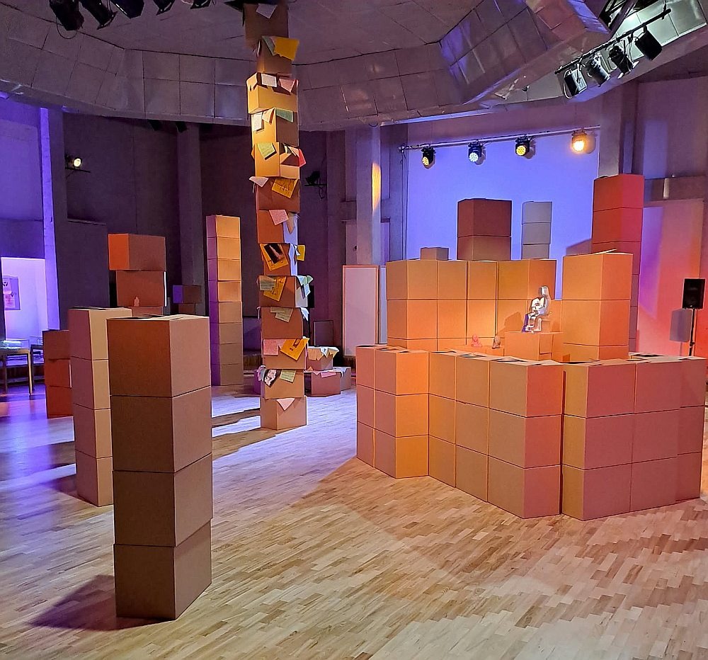 Kopskats Artura Dimitera instalācijā Mālpils Kultūras centrā.