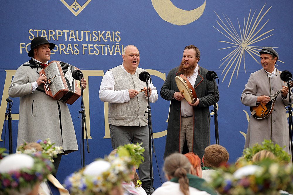 Festivāla "Baltica" atklāšanas koncertā "Diždažādi" uz skatuves vīru kopa "Rūžupes veiri", kas tapa pirms sešiem gadiem pēc Rožupes kultūras nama ierosmes. Kopā sanākušie vīri ir no Līvāniem, Rožupes un Sutriem.