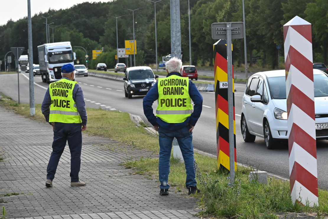 Pašorganizēta civilā patruļa uz Polijas un Vācijas robežas Lubješinā, Polijā, 2025. gada 27. jūnijā. Apmēram 300 iedzīvotāju pulcējās "Polijas robežu aizsardzības" akcijā, lai novērstu nelegālu robežas šķērsošanu no Vācijas uz Poliju.