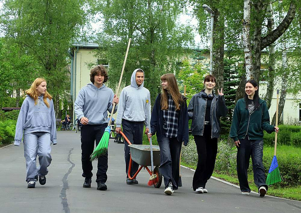 Skolēnu vasaras nodarbinātības programmā jaunieši strādā arī aprūpes centrā "Stella Maris" Rīgā.