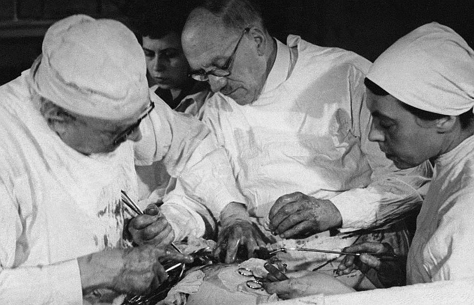 Ferdinands Zauerbruhs (1875–1951) operācijas laikā 30. gados.