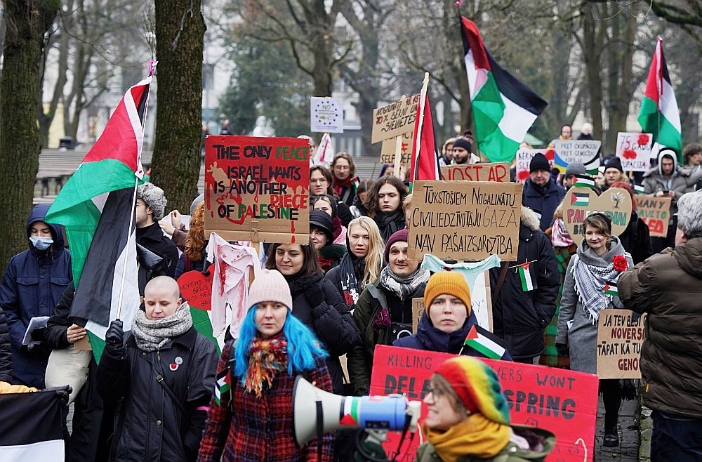 Palestīnas atbalstītāju gājiens Rīgas ielās, kurā piedalās arī "Latvijas PEN" vadītāja Katrīna Rudzīte.