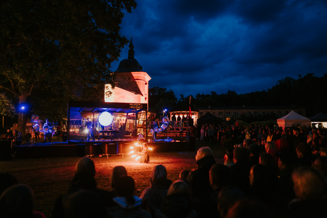 Aizvadīts Valmiermuižas etnomūzikas festivāls.