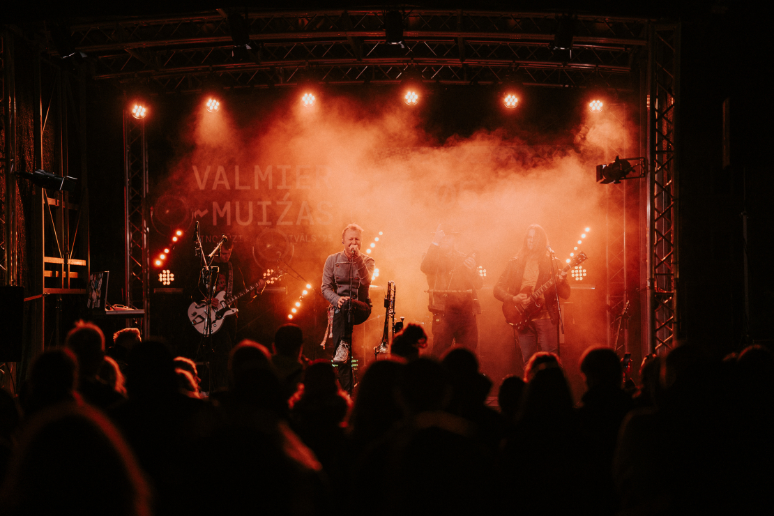 Aizvadīts Valmiermuižas etnomūzikas festivāls.