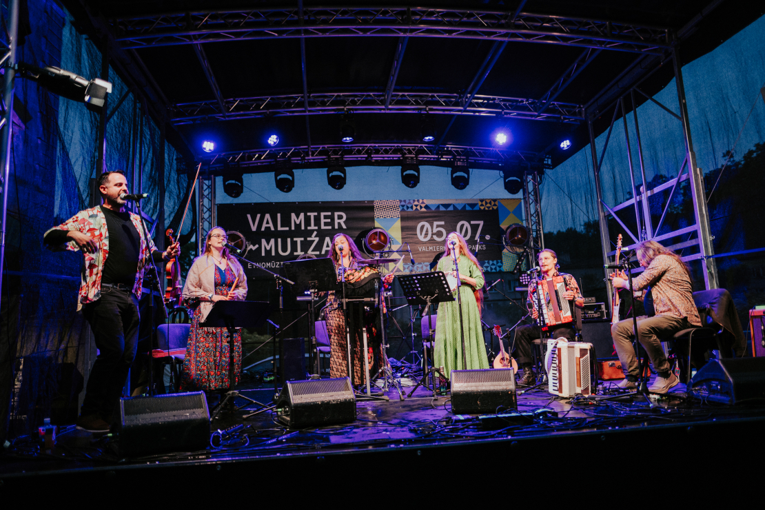 Aizvadīts Valmiermuižas etnomūzikas festivāls.