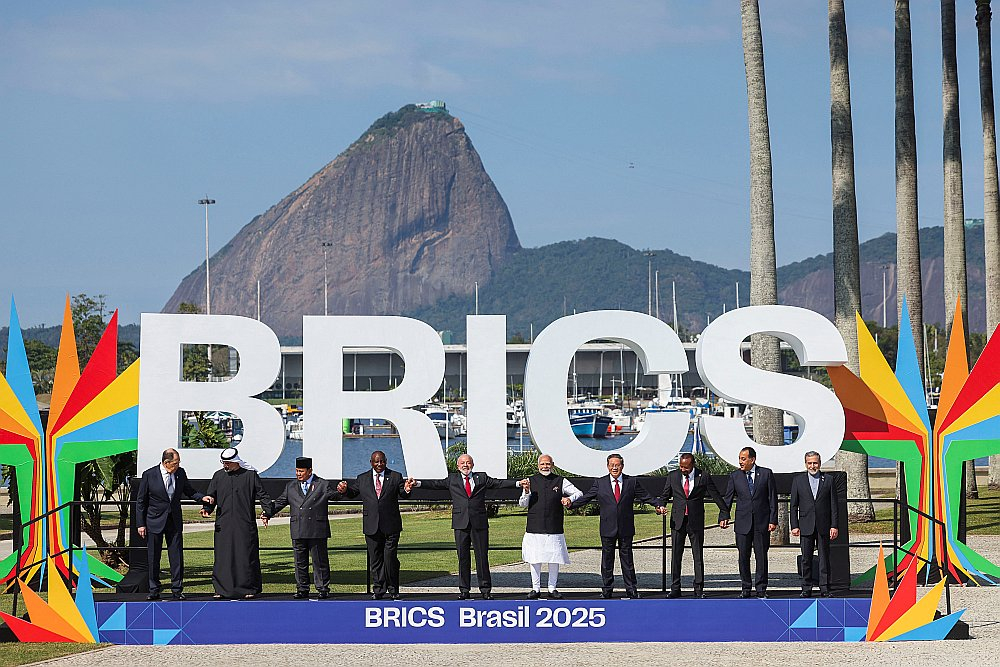 BRICS valstu pārstāvji Brazīlijas lielpilsētā Riodežaneiro samita pirmajā dienā.