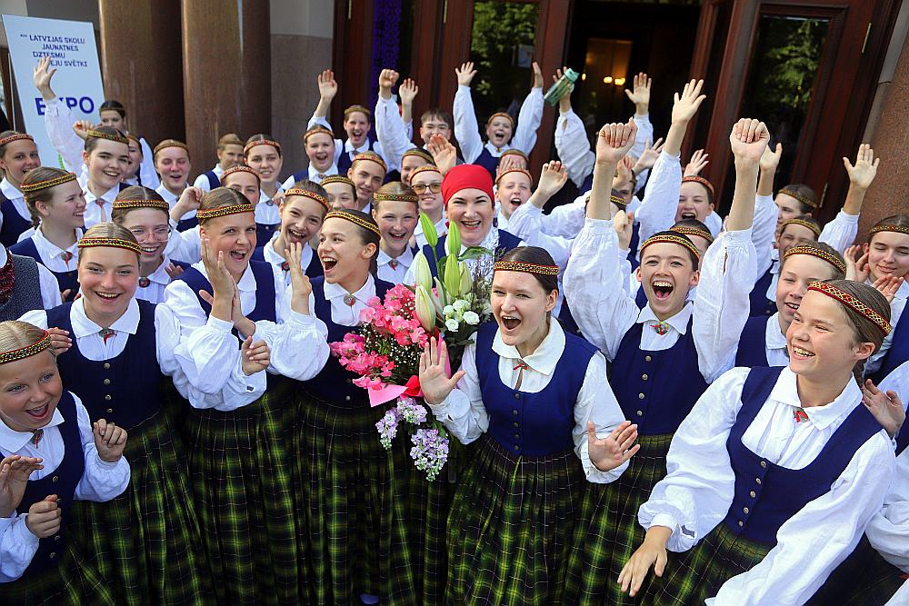 Ikšķiles vidusskolas 5.–12. klašu koris ar diriģenti Mairu Līdumu labprāt arī koru konkursa finālā uz skatuves suminātu izraudzītās izvēles dziesmas "Lietus puķe" autoru Leonu Amoliņu. Arī kora prezidentei Elīnai Kārkliņai vislabāk patikusi tieši "Lietus puķe".