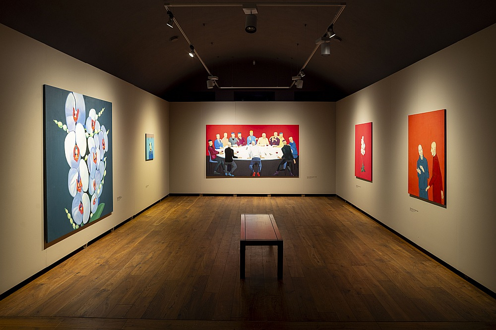 Centrā: Kaspars Zariņš. "Sapulce. Spriedze". Audekls, eļļa. 150 x 270 cm, 2024. No kreisās: "Puķu daba. Orhidejas". Audekls, eļļa. 190 x 190 cm, 2025. No labās: "Jums tur, lūdzu". Audekls, eļļa. 120 x 110 cm, 2023.