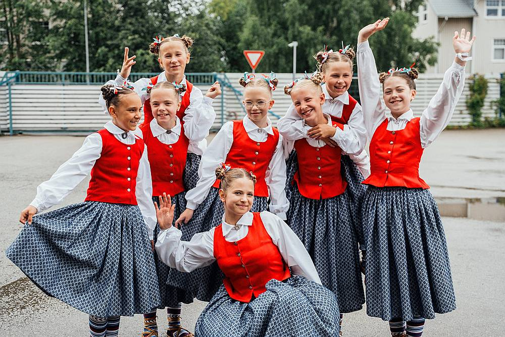 Sestdiena, 5. jūlijs, pirmā Skolu jaunatnes dziesmu un deju svētku diena, aizritēja skatuviskās dejas uzveduma "Viedvasara" zīmē. Skats no ģenerālmēģinājuma.
