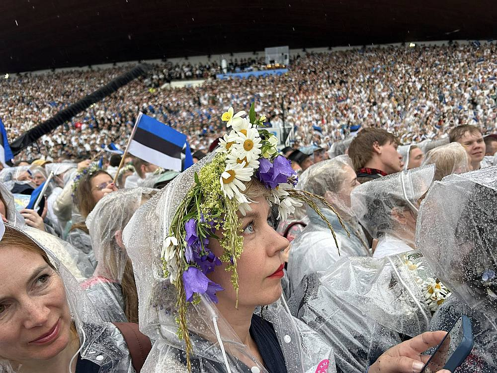 Igaunijas dziesmu un deju svētku Noslēguma koncertā 6. jūlijā piedalījās vairāk nekā 32 000 dalībnieku un to, neskaitot daudzus tiešsaistes skatītājus Igaunijā un pasaulē, klātienē Kadriorgā vērojuši vismaz 58 000 skatītāju.