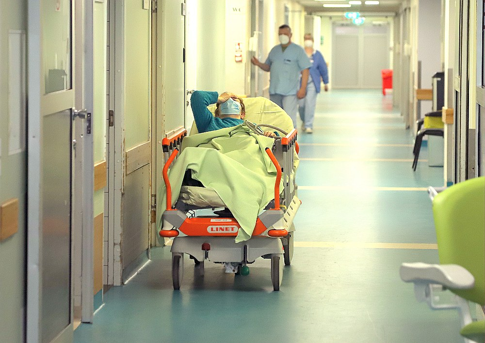 Stradiņa slimnīcas Neatliekamās medicīnas centra (NMC) darba vides problēmas vairs nav nekāds noslēpums un ir izskanējušas ārpus slimnīcas sliekšņa, tāpēc sertificēti ārsti un ārstu palīgi tur neraujas strādāt.