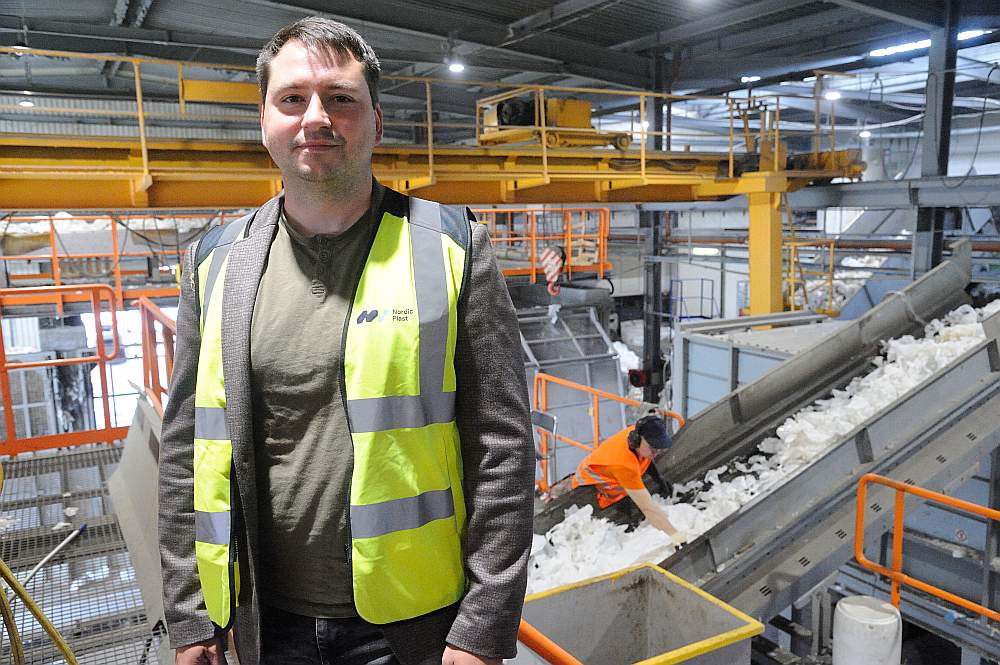 SIA "Nordic Plast" direktors Andris Trumars: "Piecdesmit procentus no nepieciešamā izejvielu daudzuma nodrošina Latvija un Lietuva, bet otri piecdesmit procenti tiek iepirkti citās Eiropas valstīs. Tālākā robeža, no kuras ir ekonomiski racionāli vest pārstrādei paredzētos maisiņus, ir Francija un Spānija, Pireneju kalni, kā arī Dienviditālija."